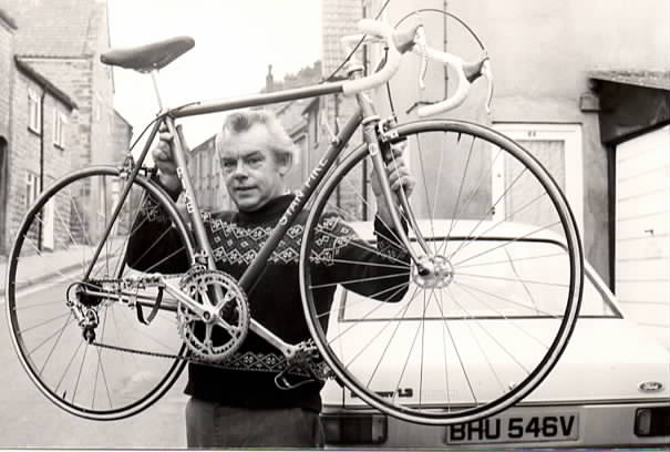 stan-pike-with-the-record-breaking-bike-rode-by-john-woodburn